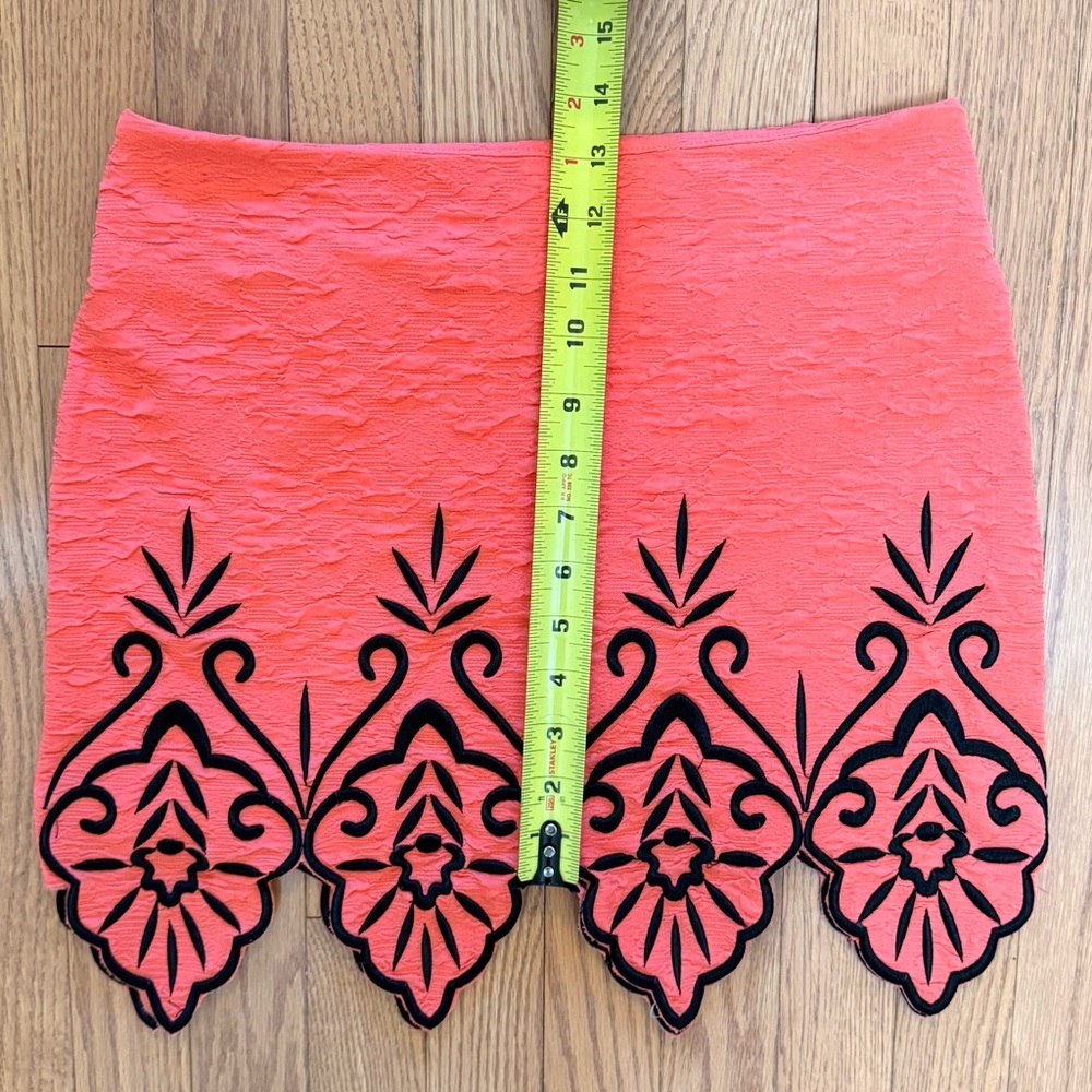 Embroidered Cut Out & Lined Mini Skirt - Picture 16 of 17